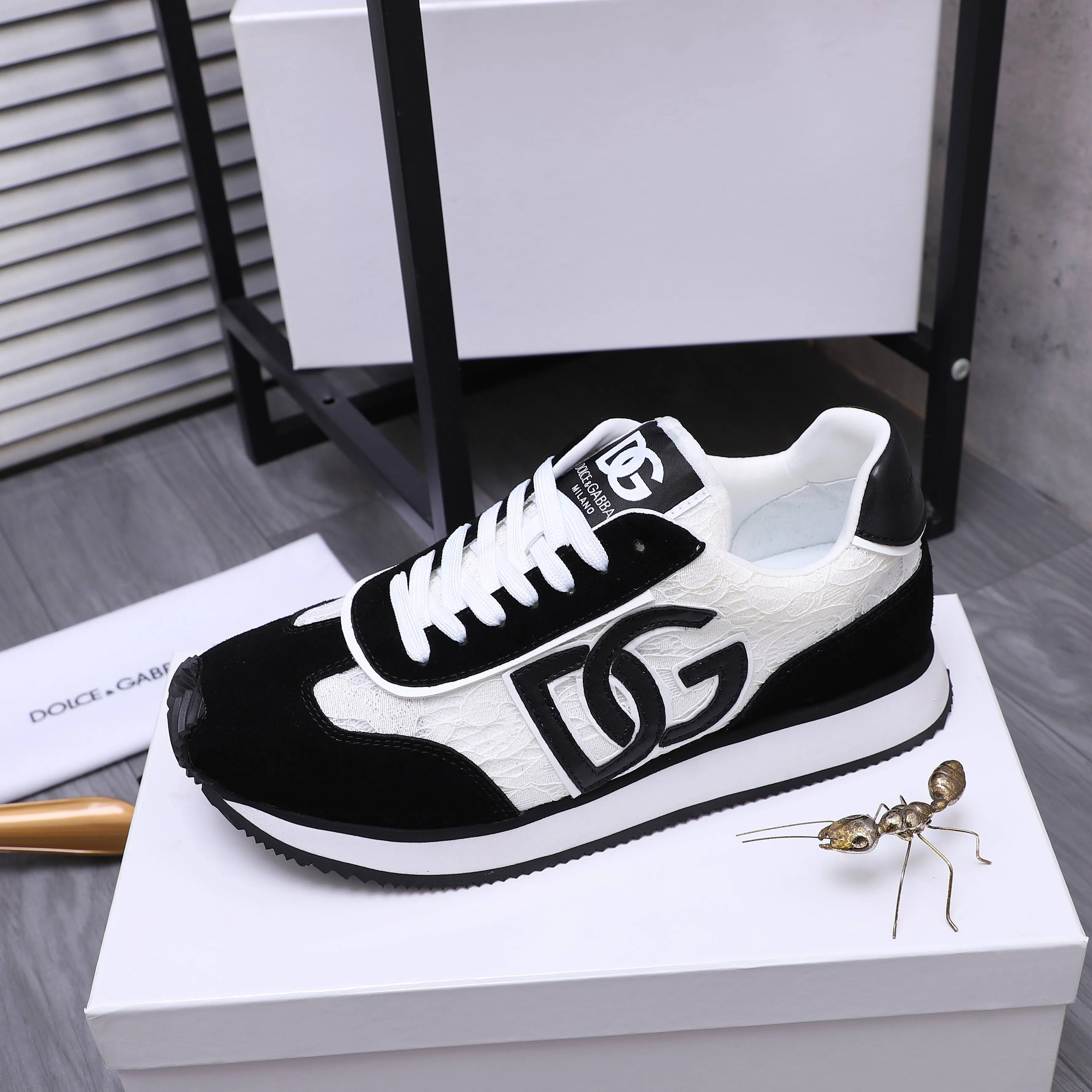 Men's shoes 💰460 Product trademark: DG (Dolce & Gabbana) casual shoes for couples. Regular size: 35-46 (45.46 is custom-made and non-refundable) Product materials: Selected frosted cowhide stitching breathable woven upper, mesh lining, cowhide insole, original outsole
